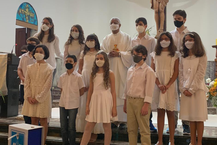 VÍDEO: Em missa marcada pela emoção, 11 crianças recebem a Primeira Eucaristia